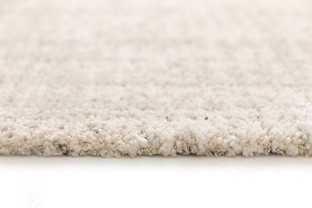 Low side view of the rug’s fluffy edge.