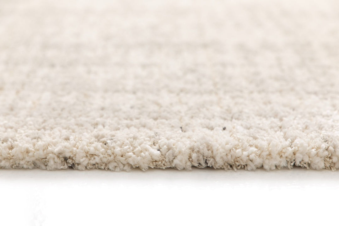 Low side view of the rug’s fluffy edge.