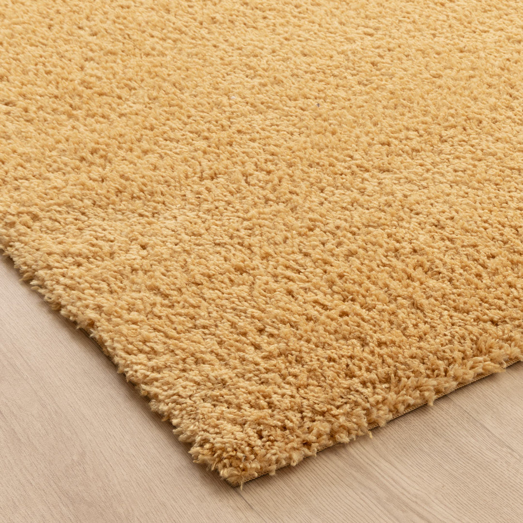 Close-up of Lune Ochre Shaggy Rug pile — 40mm ultra-soft non-shedding polyester
